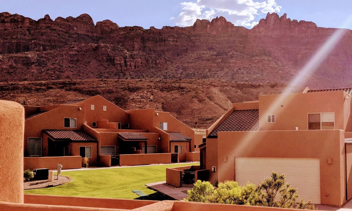 Moab South Valley Condo | Cairn House ~ 4A7, 3 Bed Townhome. Entertainment Lounge. Upstairs Balcony.