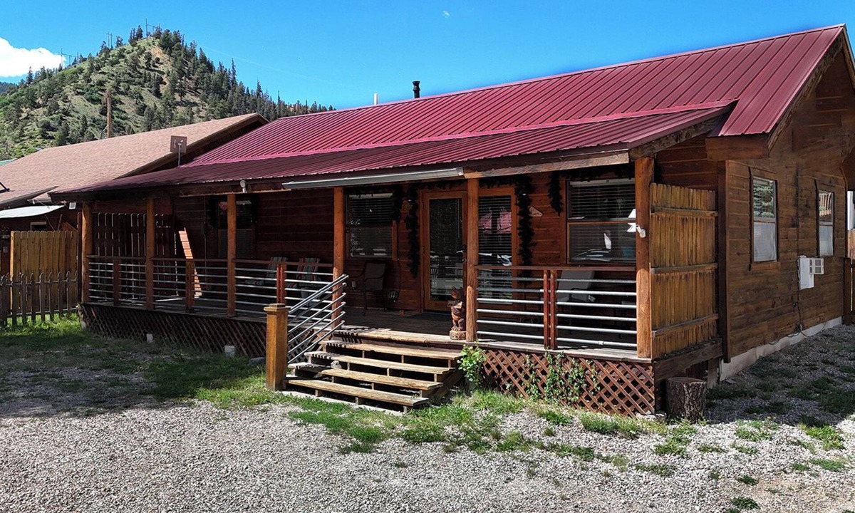 Red River House | "Camp Lil Henry" Charming Cabin - On Main Street - Pet Friendly