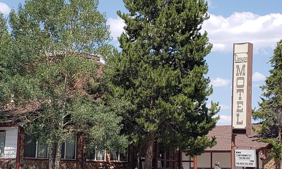Hot Sulphur Springs Hotel | Canyon Motel