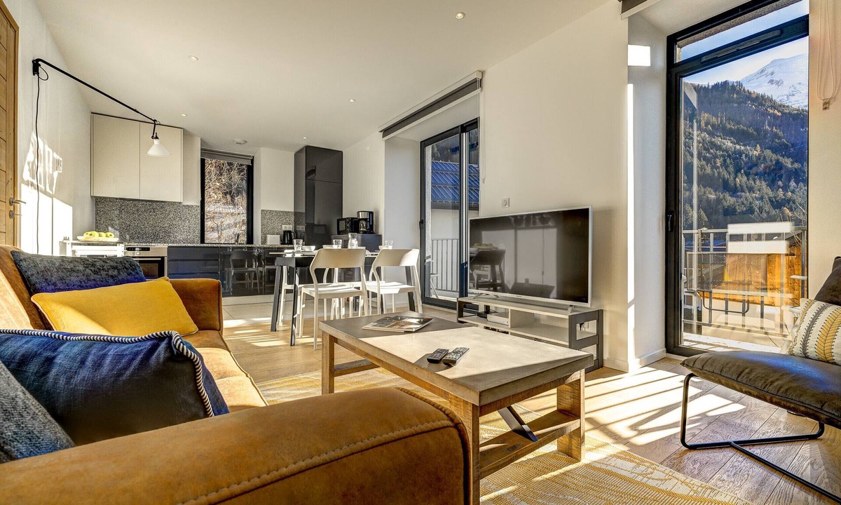 Chamonix City Centre Apartment | Central Apartment with Balcony & Mountain Views
