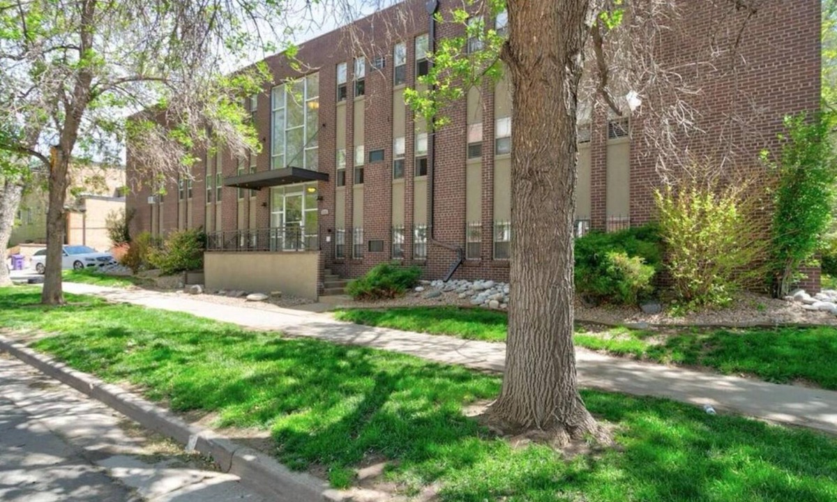 Cheesman Park Condo | Centrally located cozy 2 bedroom 1 bath condo next to large park