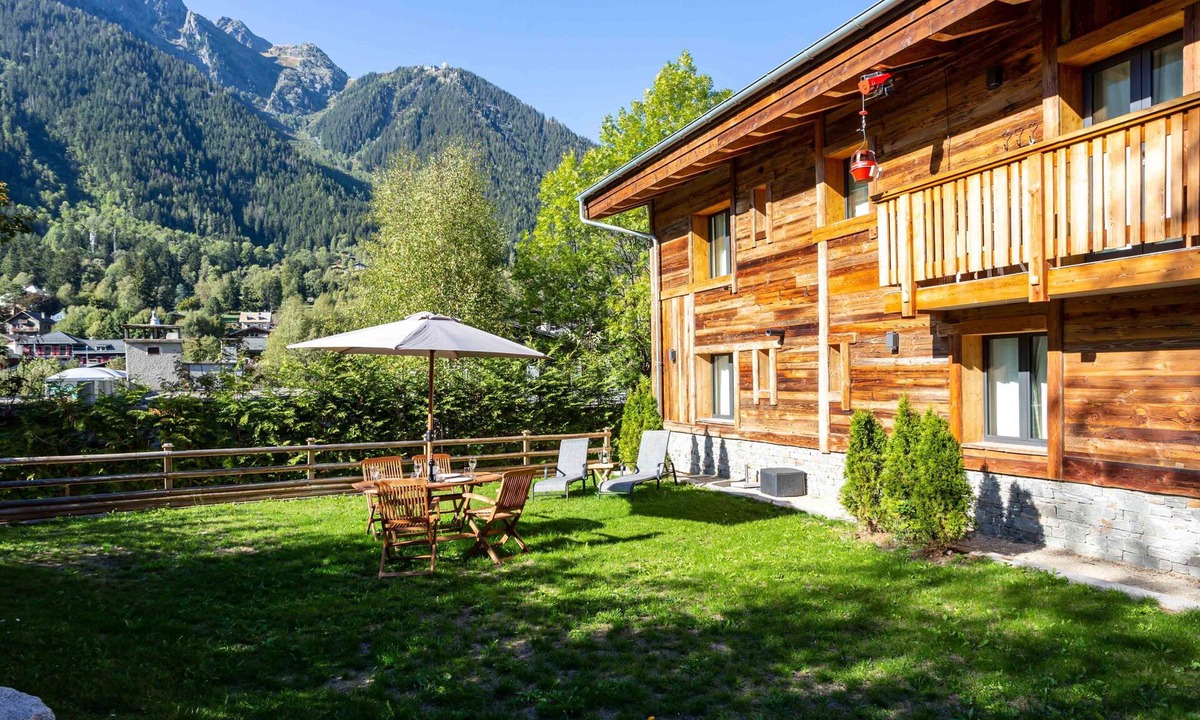 Chamonix-Mont-Blanc Apartment | Chalet des Amis appt 2 - an apartment that sleeps 6 guests in 3 bedrooms