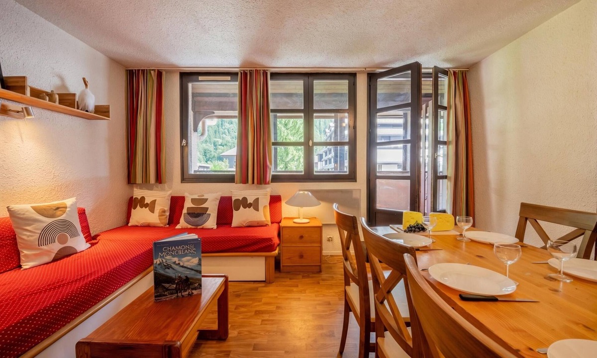 Chamonix City Centre Apartment | Cham Sud Jonquilles328 Family-Friendly 3BR with Balcony & Views, Chamonix, France