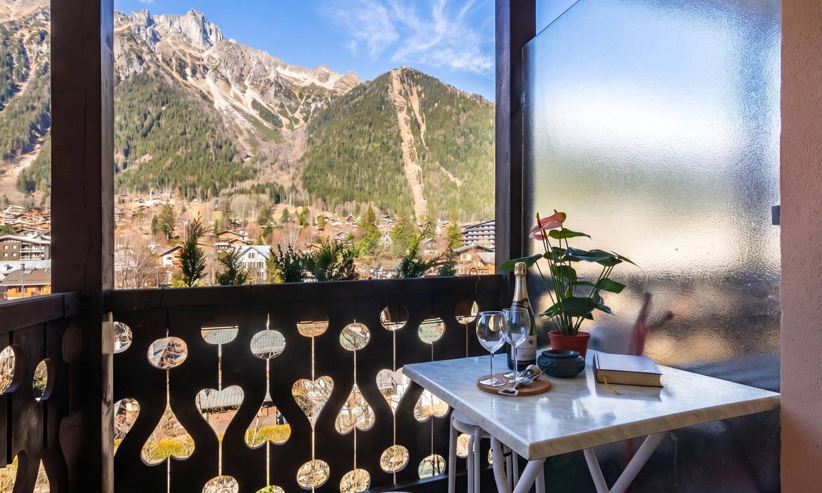 Chamonix City Centre Apartment | Cham Sud Rivière 407 Mountain-View Balcony sleeps 4, Chamonix, France