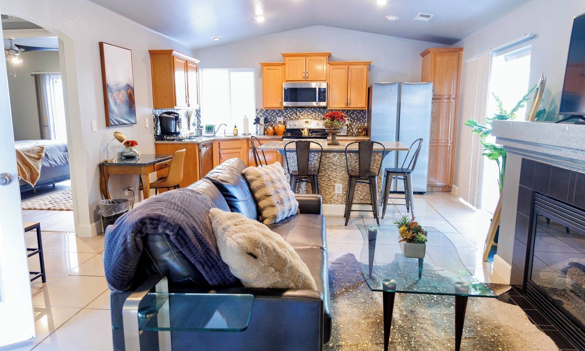 Green Valley Ranch House | Charming Bungalow minutes to DIA