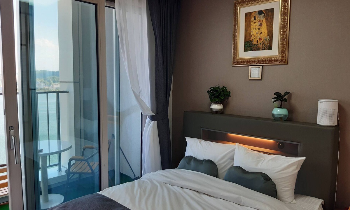Sokcho Hotel | Charming hotel suite in marvelous Sokcho-si with WiFi
