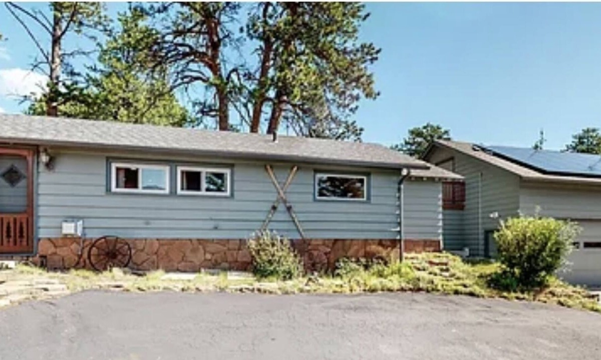 Estes Park Cottage | Charming Mountain Cottage - Near RMNP - 30 Day Minimum Rental