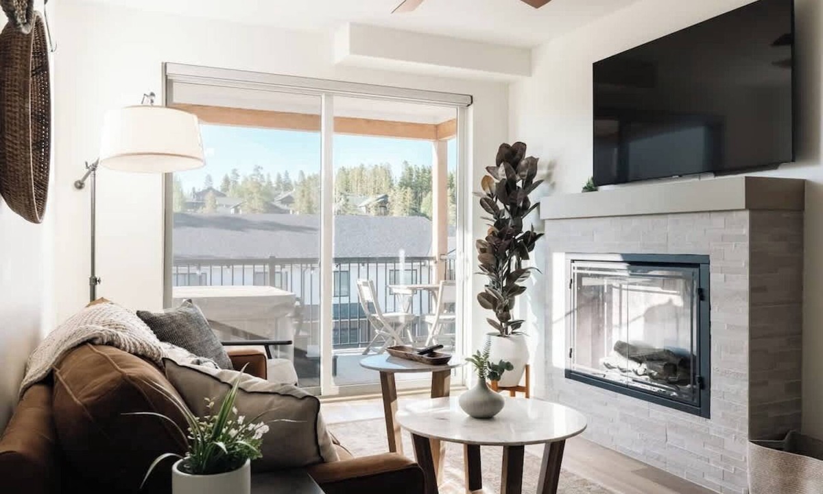 Fraser Condo | Chic Condo - Near Town and Trails - Hot Tub - Deck