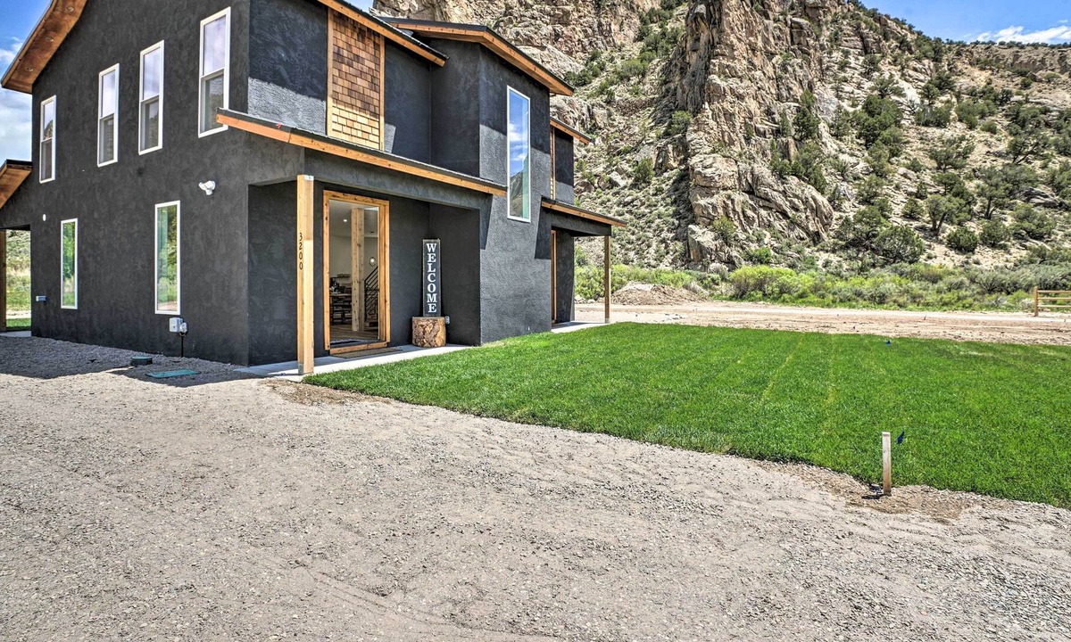 Rifle House | Chic Mountain Escape < 7 Mi to Rifle Falls!