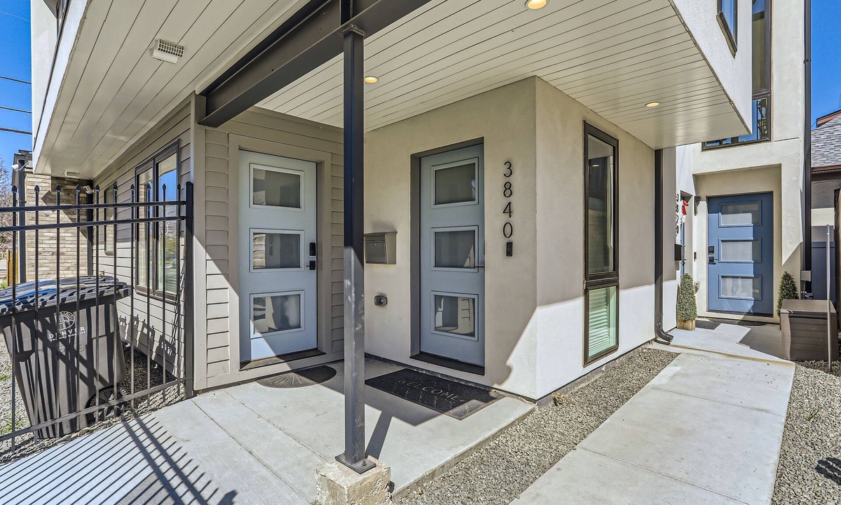 Sunnyside House | Chic, newly built home with beautiful interior & walkable location