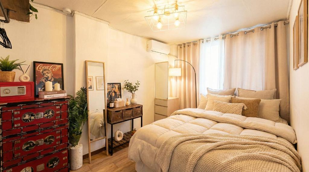 Daeheung-dong Apartment | Chillpop stay, Sinchon station, 1F, 4ppl, 2BR, Hongdae, Private