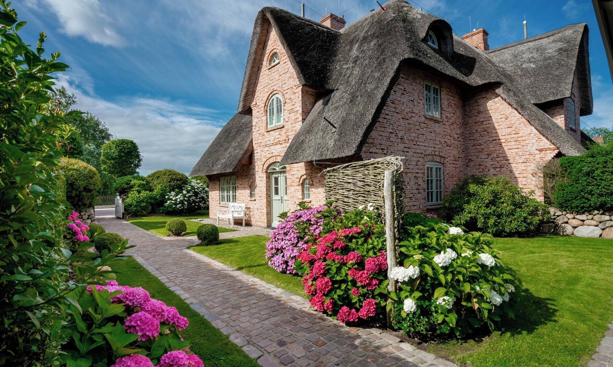 Großmorsum House | Classically great thatched house in Morsum