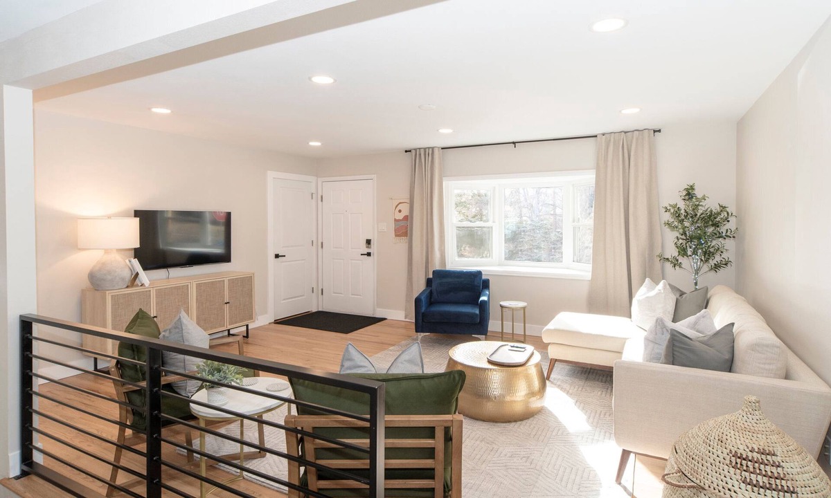 Alta Vista Area House | Coffee Lovers. King Beds. Modern Retreat! Quiet. Close to Old Town!