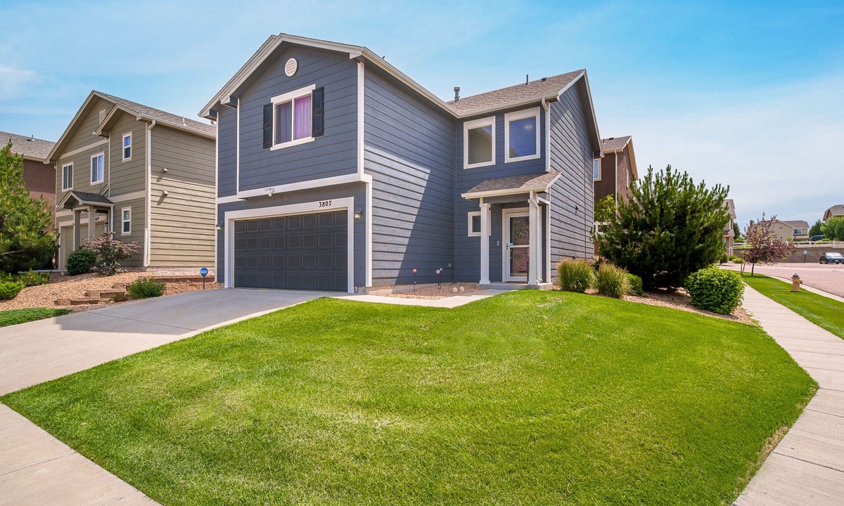 Stetson Hills House | Colorful Co Spgs—30+ Night Stay, Mt Views, Garage, Self Check-In, Fully Equipped
