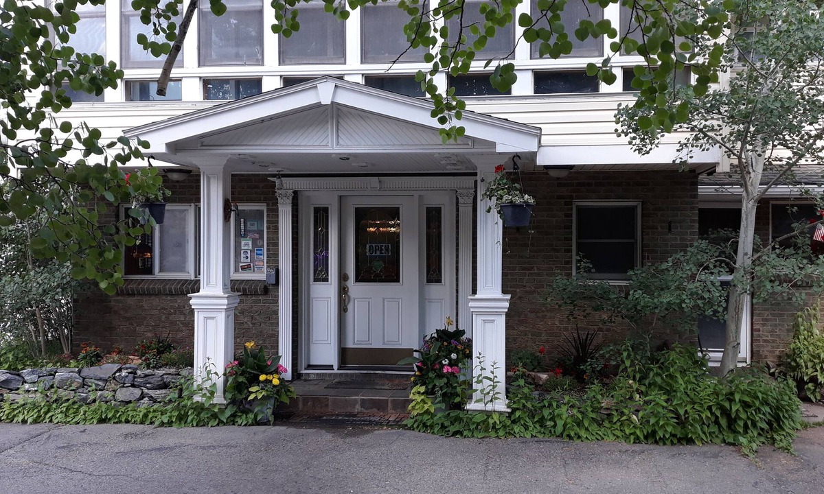 Idaho Springs Hotel | Columbine INN