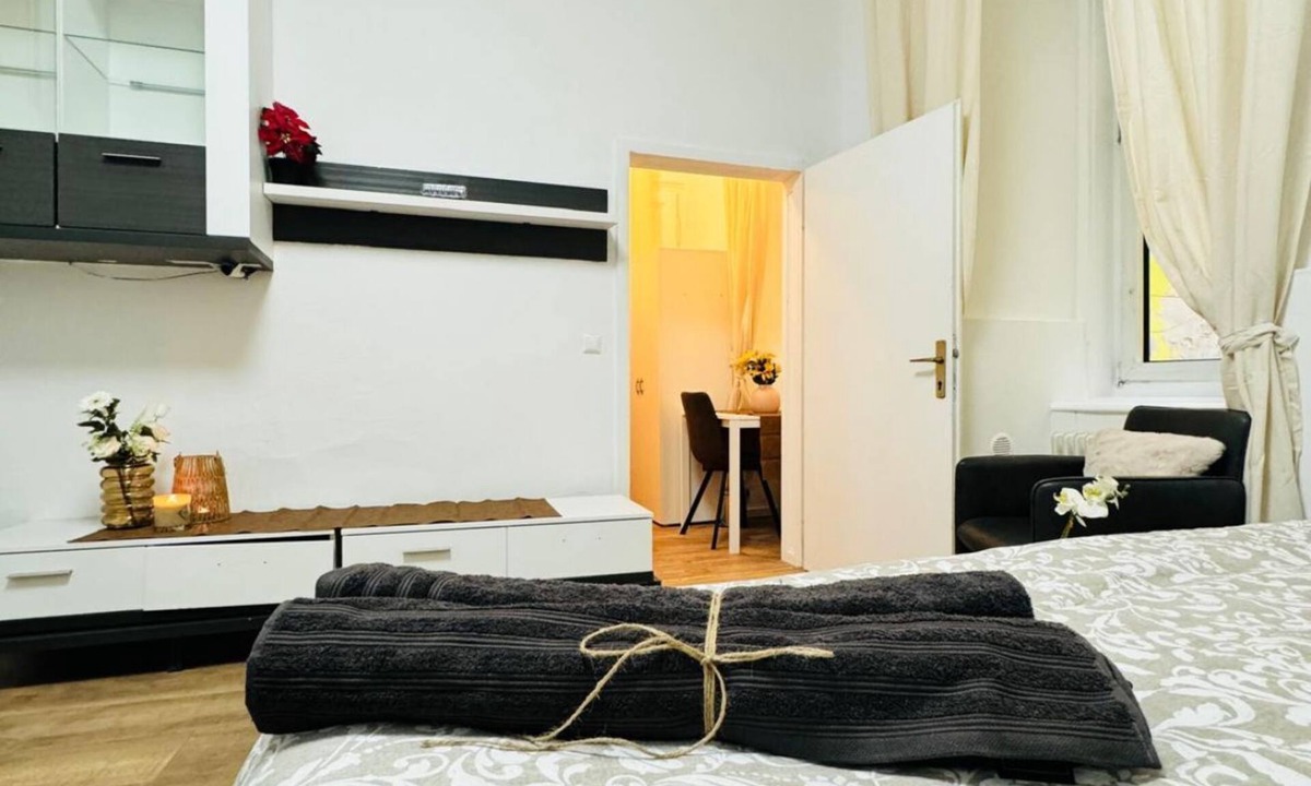 Matzleinsdorf Apartment | Comfy 3P Stay | Steps to Matzleinsdorfer