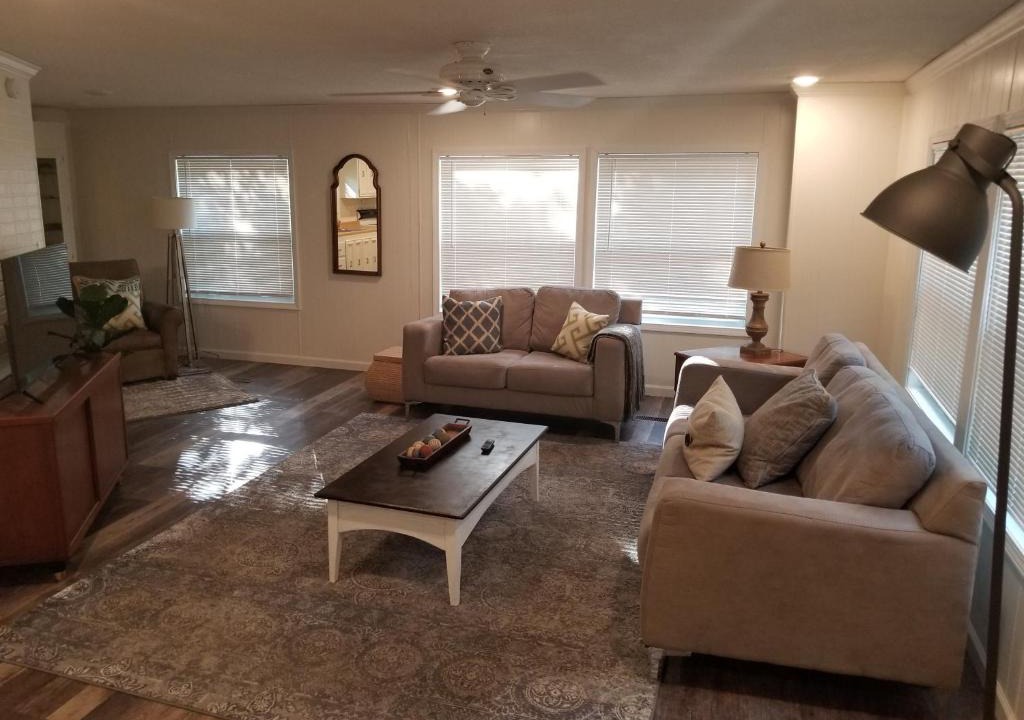 Topeka House | Complete BnB Presents Stylish Newly Renovated Whole Home TKS418