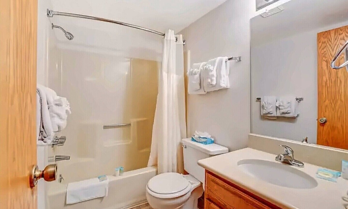 Fraser Condo | Convenient Location with Bus to Slope