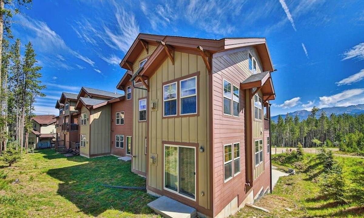 Fraser Condo | Convenient Mountain Condo w/Free WiFi, Mtn Views, Private Washer/Dryer, & Cable
