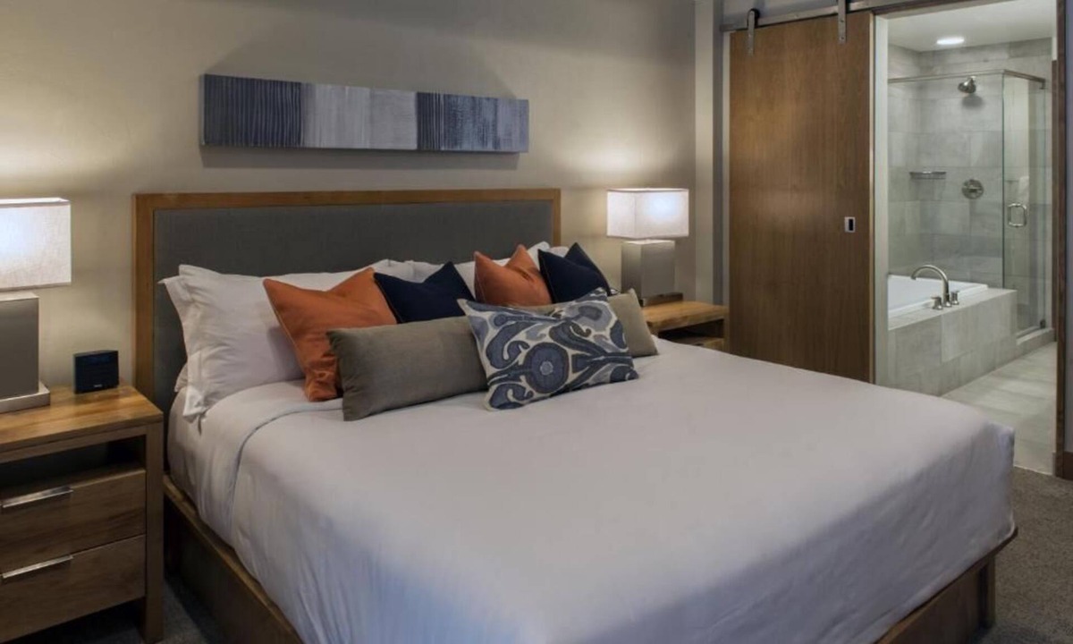 Peak 8 Hotel | Cozy 1-bedroom hotel suite in historic Breckenridge - Labor Day Weekend