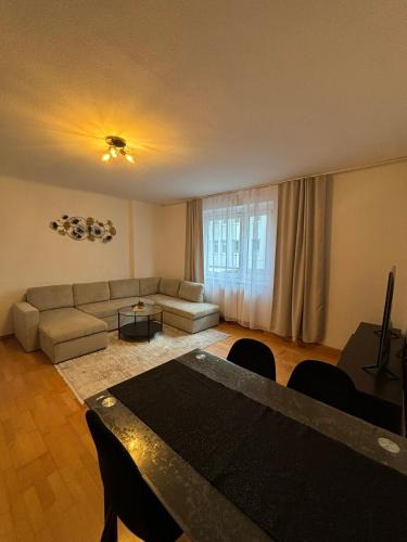 Simmering Apartment | Cozy 2-Bedroom Retreat Near Subway and City Center