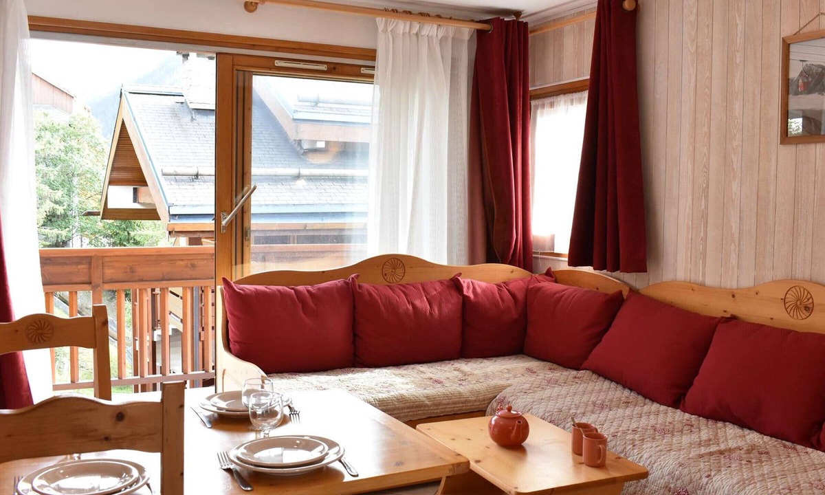 Meribel Centre Apartment | Cozy 2-Room Apartment for 4 with South-Facing Balcony, Parking, and Pool in Central Méribel