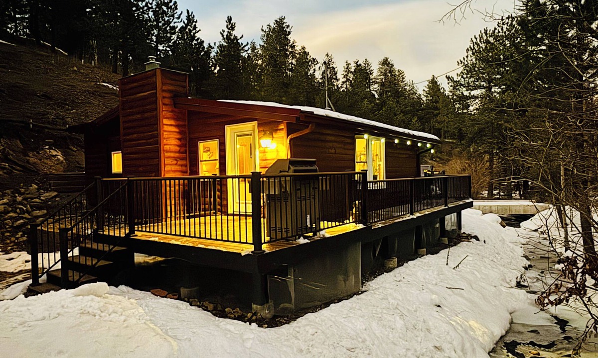 Coal Creek Canyon Cabin | Cozy cabin on creek with hot-tub and sauna