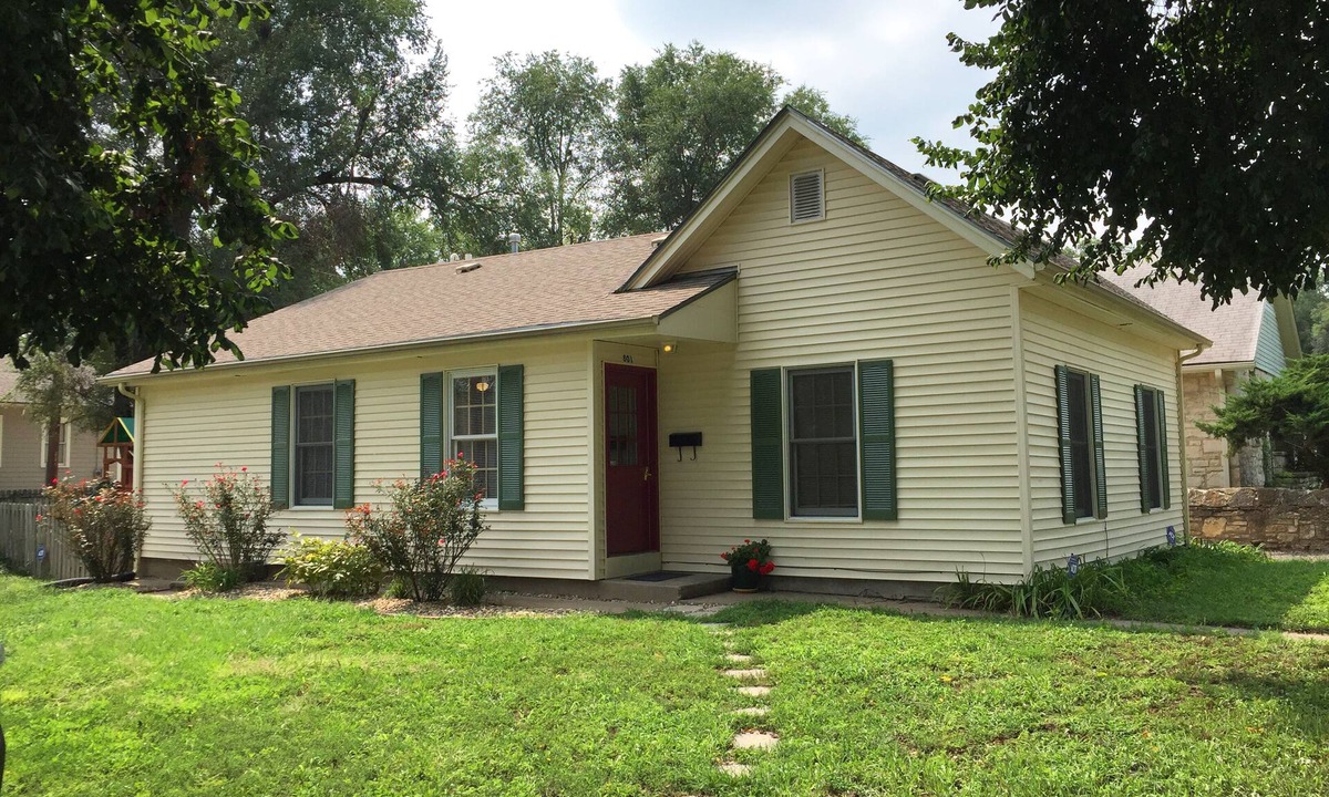 Manhattan House | Cozy Cottage, Fully Furnished, Quiet Downtown Neighborhood