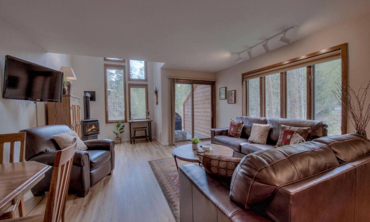 Bridgepoint Villa | Cozy Creekside Retreat Walk to Main Street Mountain Views & Fireplace