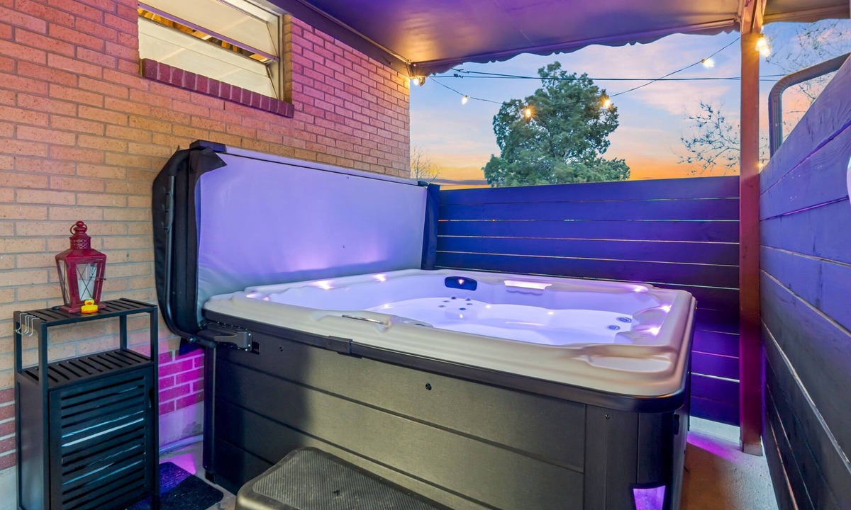 Dupont House | Cozy Den Retreat - Hot Tub - Game Room - BBQ - Fire Pit Min to Downtown Denver