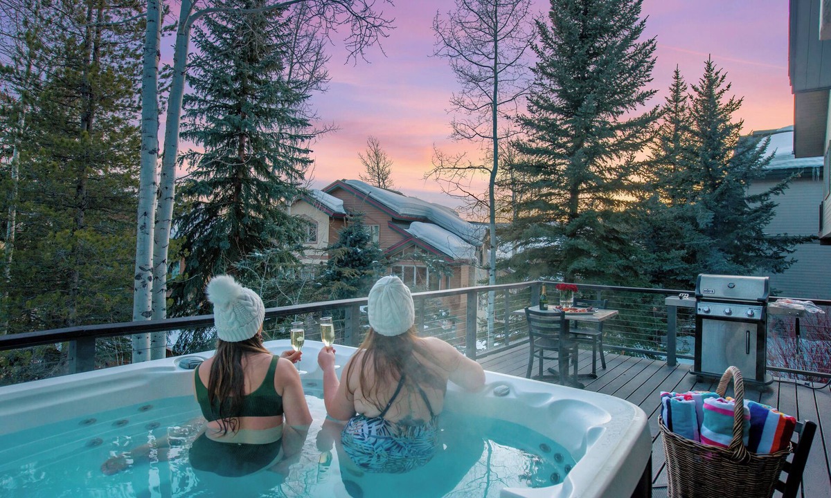 Steamboat Springs House | Cozy Family Retreat with Hot Tub - 5 Minute Walk to Gondola - Dog Friendly #1052