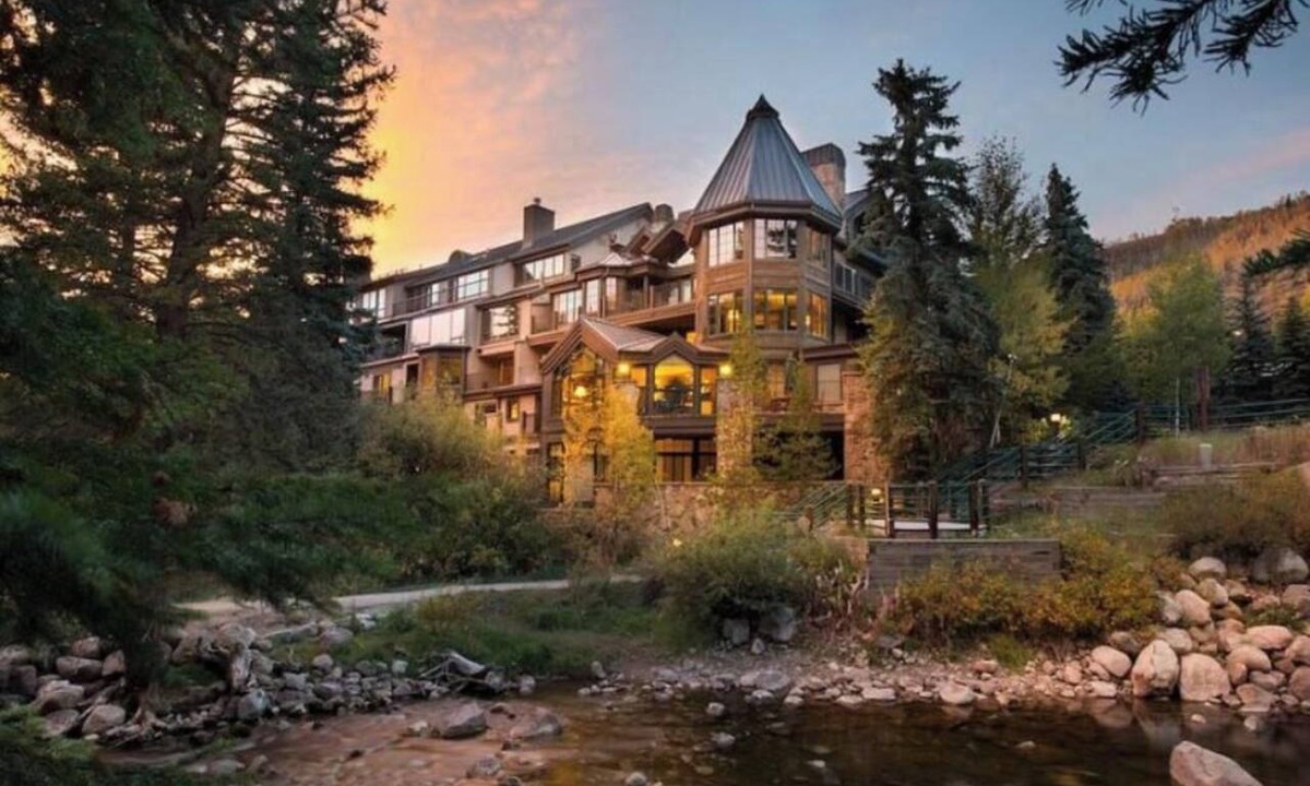 Vail Hotel | Cozy King Room at Gravity Haus in the heart of Vail Village - walk to ski lifts!