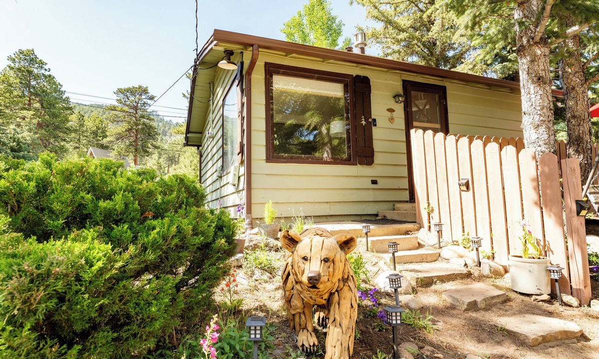 Estes Park Cabin | Cozy Mountain Escape with Hot Tub and Bikes. Dogs OK. Near RMNP ⛰️