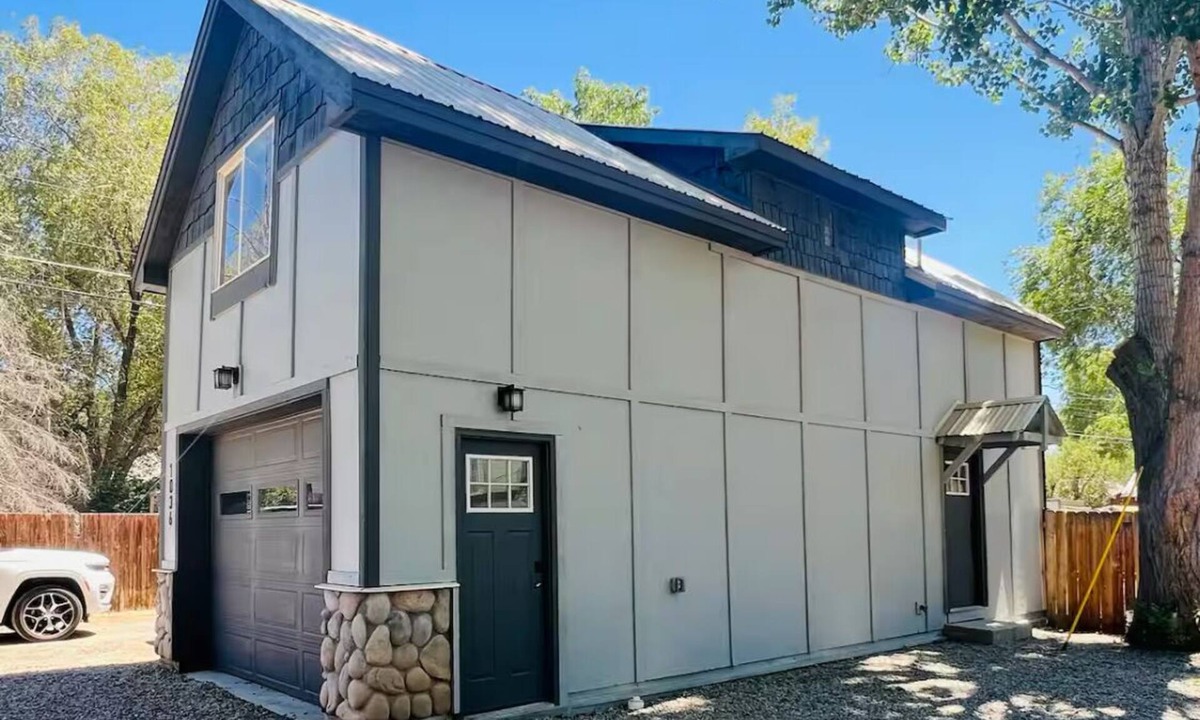 Montrose House | Cozy Remodeled Downtown 2 Story Carriage House!