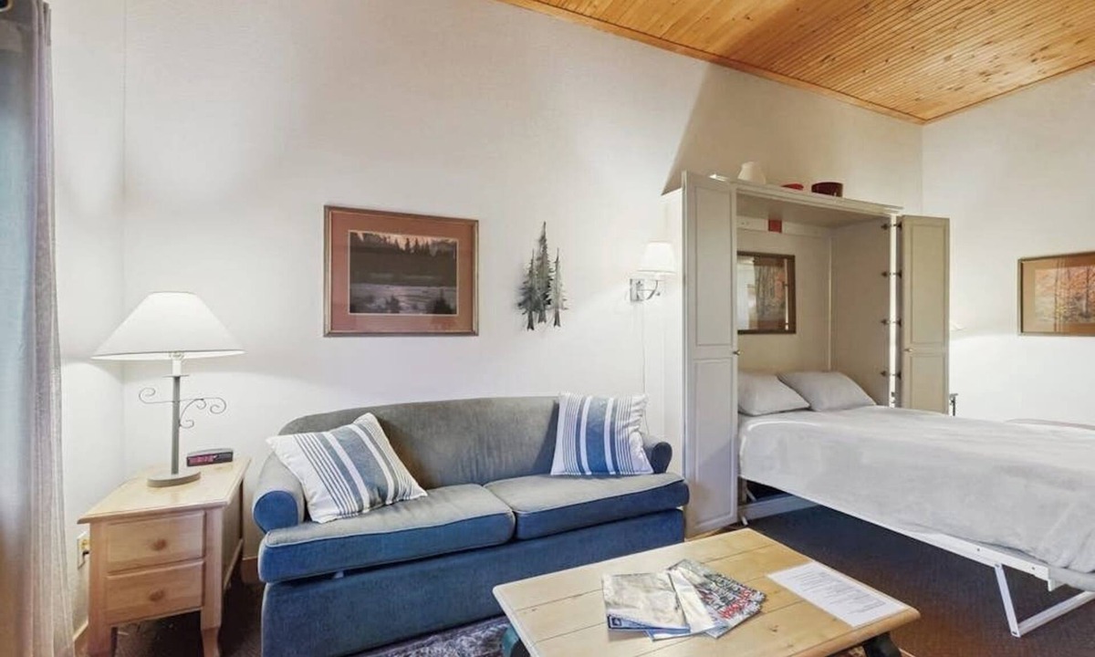 Mountain House Apartment | Cozy resort studio - Walk to lifts, shops, restaurants & entertainment