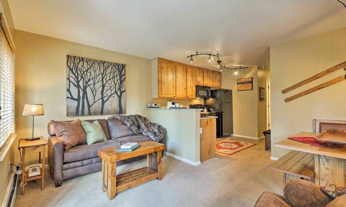 Four O'Clock Condo | Cozy Ski-in 4 O'Clock Run/5 Minute Walk to Town/Dog Friendly 1BR!
