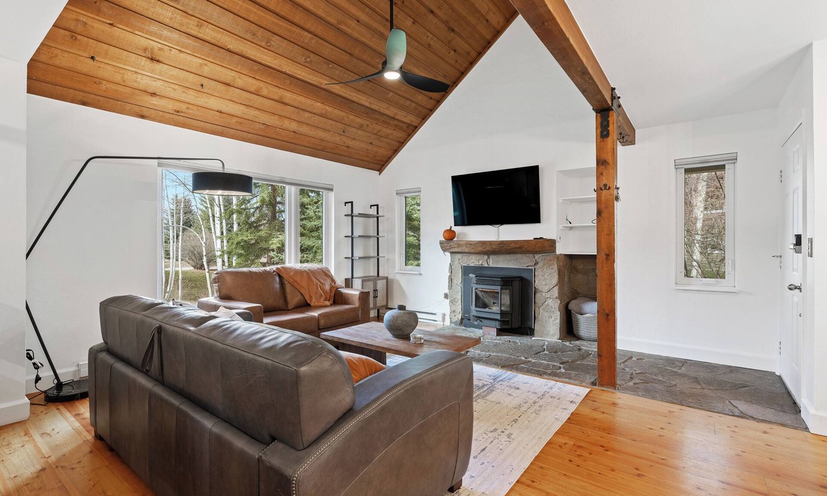 Edwards House | Cozy Ski Lodge minutes from Vail & Beaver Creek with Hot Tub, Pool, Gym & Tennis