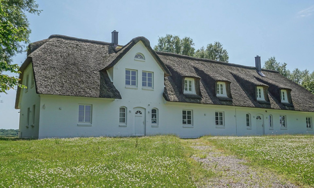 Toenning House | Dünenwarft Süd: Thatched-roof house for 16 people