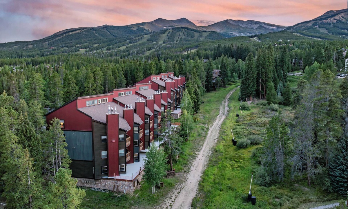 Four O'Clock Condo | Directly on a Ski Run/Trail! Mtn Views/Hot Tub