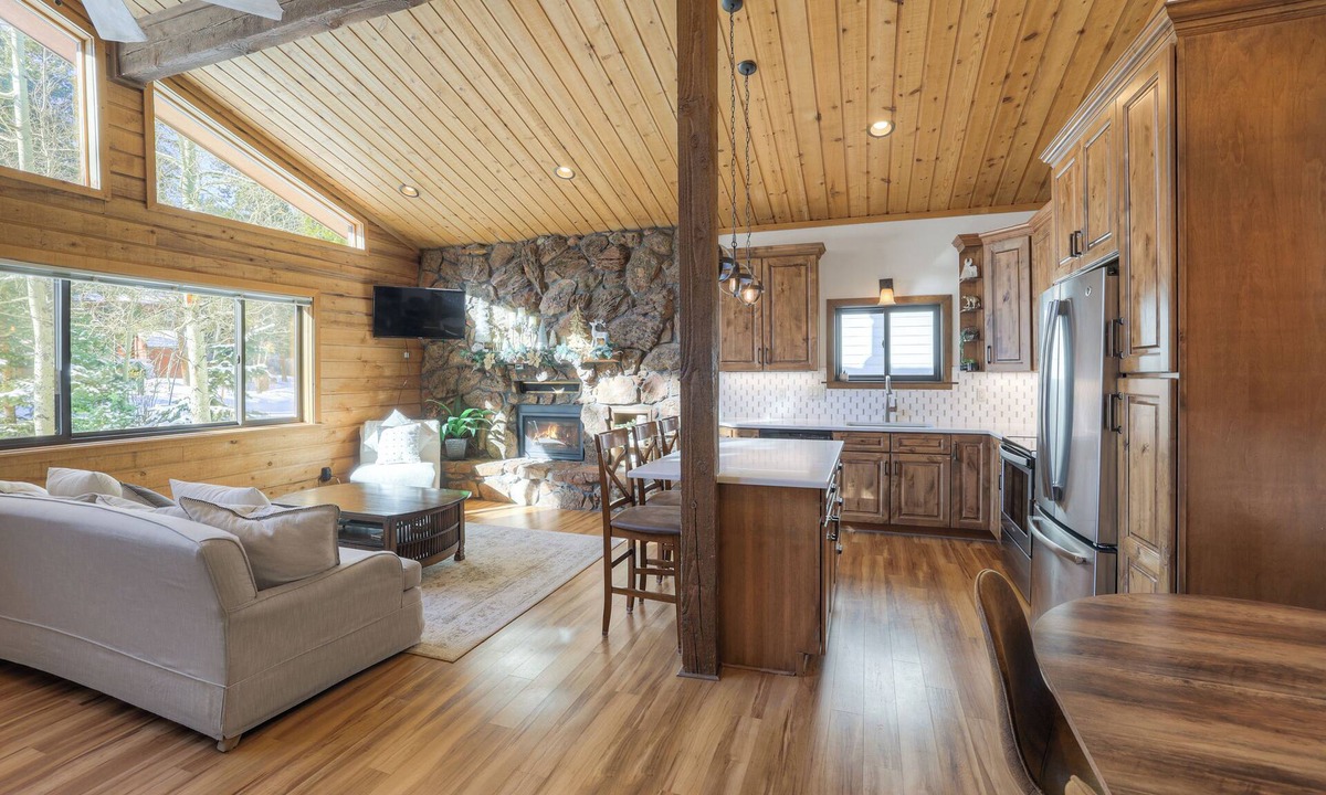 Warrior's Mark House | Dog Friendly, On Shuttle Route, Private Hot Tub, Near River, Walk to Town