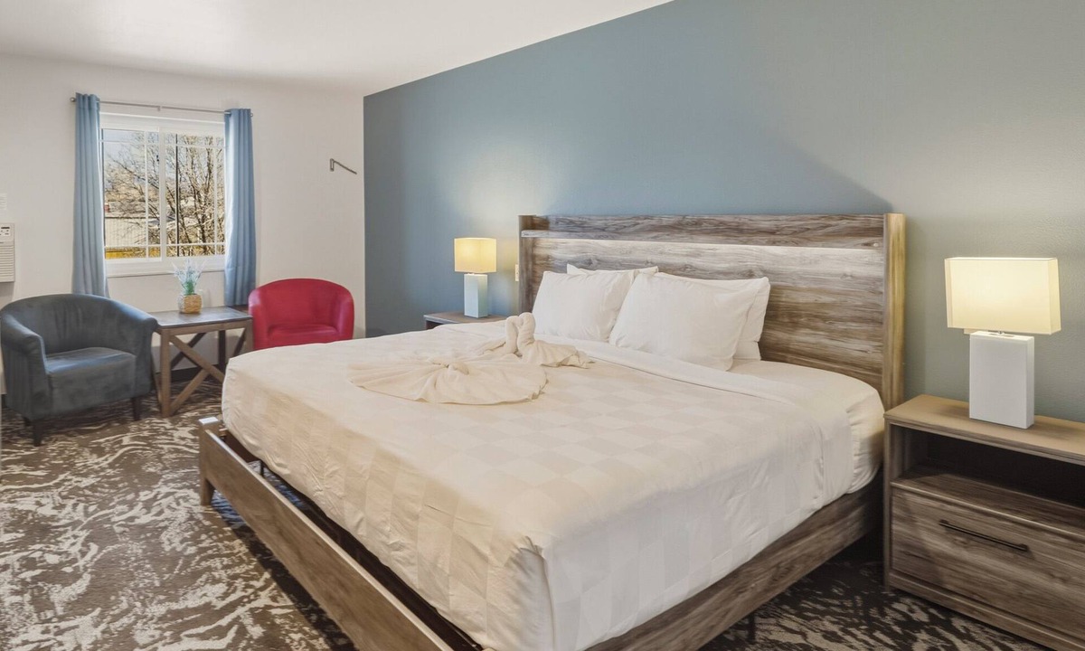 Pagosa Springs Hotel | Downtown King room w/San Juan River & Mtn Views