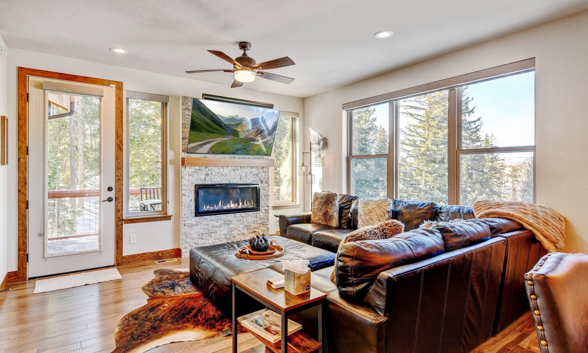 Rendezvous House | Downtown WP Chalet 47 I Great Views I Private Hot Tub I Bunk Room I Discounted Attractions