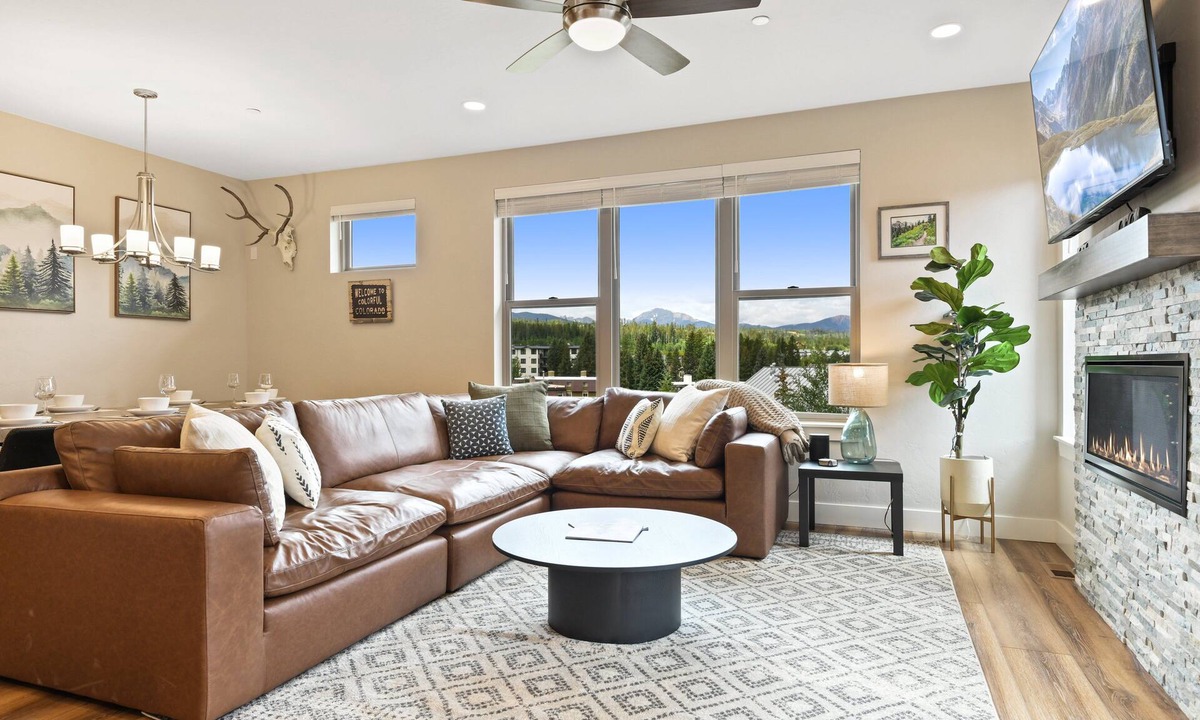Rendezvous House | Downtown WP Chalet 7 I Private Hot Tub I Great Views I Bunk Room I Desk I Discounted Attractions