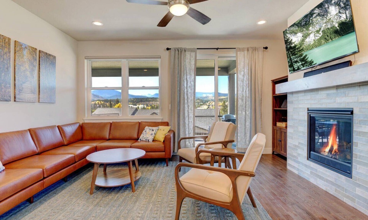 Rendezvous House | Downtown WP Chalet 95 I Private Hot Tub I Great Views I Bunk Room I Discounted Attractions