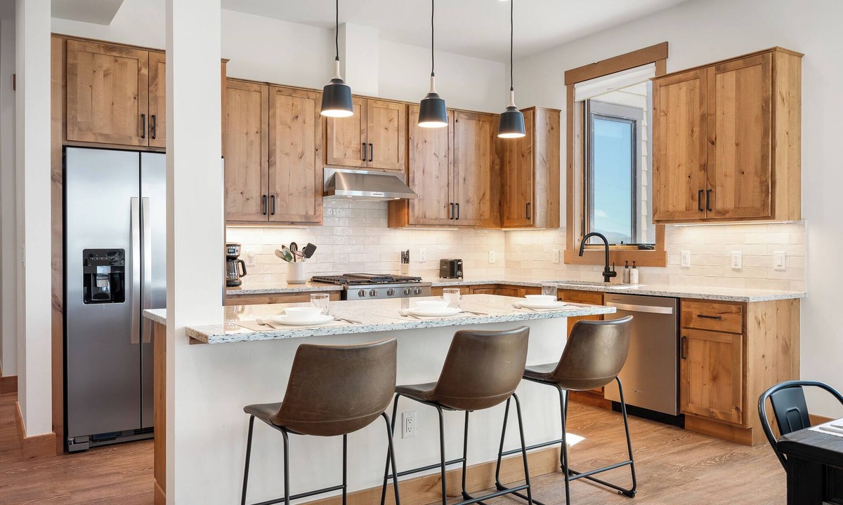 Fraser House | Downtown WP Condo D-202 I Great Views I Bunk Room I Discounted Attractions