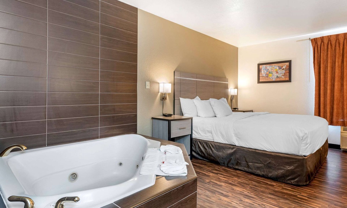 Pueblo Hotel | Econo Lodge Pueblo North