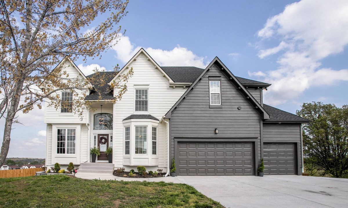 South Kansas City House | Elegant 5 Beds & 5 Bath Home in Lees Summit