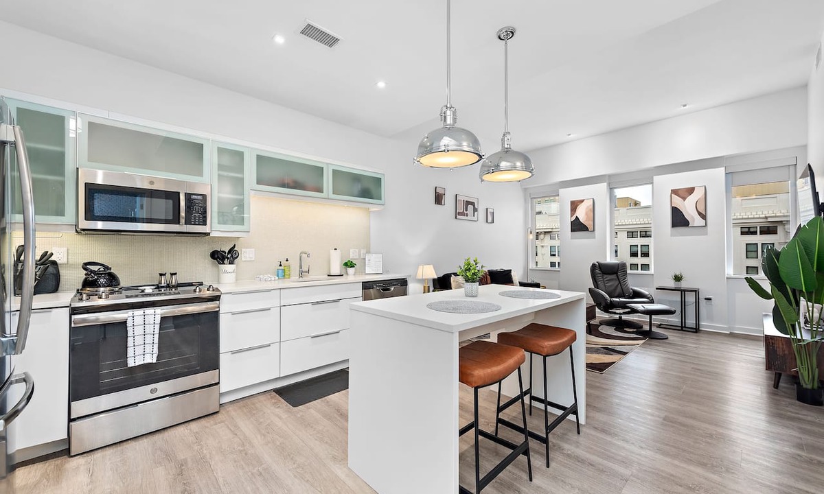 Downtown Kansas City Condo | Elegant Downtown KC Retreat w/Gym, King Bed, Free Parking & Massage Chair