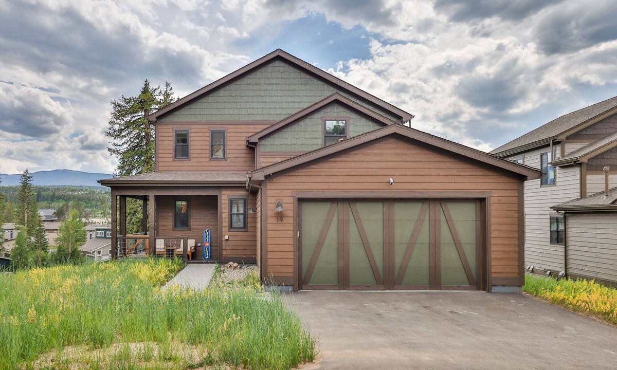Rendezvous House | Elevated Mountain Retreat—Room to Gather, Minutes from Trails & Summer Concerts