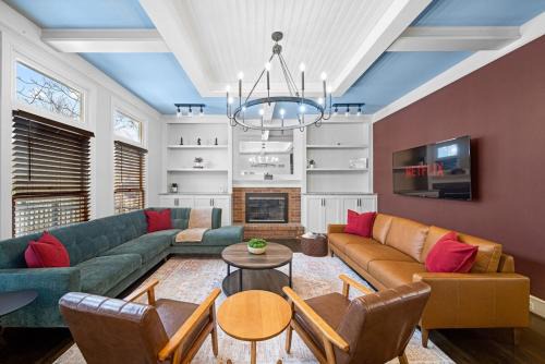 Olathe House | EPIC Group Stay Big Gameroom Bar Arcade Playroom